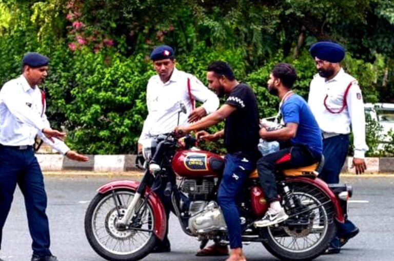 Traffic Police वाला आपकी गाड़ी से अगर कभी निकाले चाबी, तो मौके पर तुरंत करें ये काम,जानें नियम