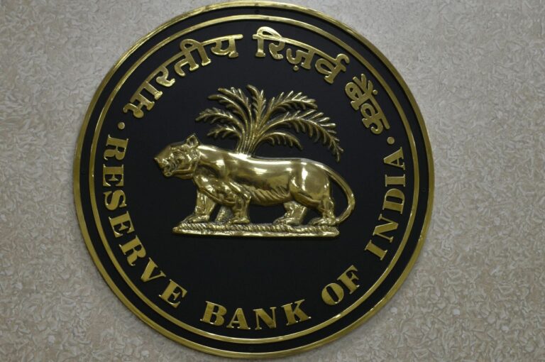 RBI Guidelines: बैंक कर्मचारी अगर करें खराब व्यवहार, तो यहां करें शिकायत,तुरंत होगा एक्शन