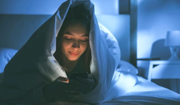 Smartphone Addiction: कहीं मोबाइल की लत आपको न बना दे मेंटल,हो जाइए सावधान !