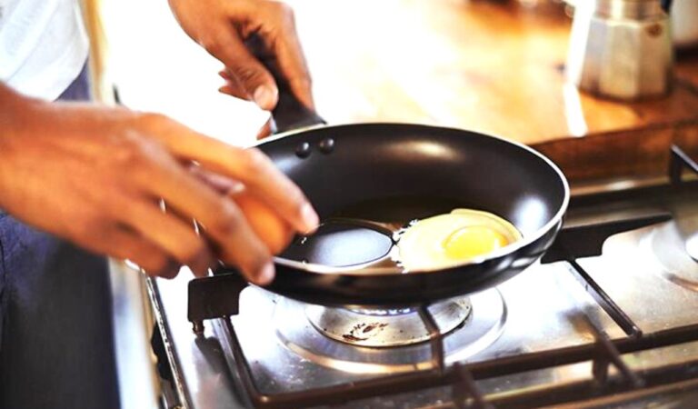 Say No to non stick cookware: सावधान,अगर नॉन-स्टिक बर्तनों में बनाते हैं खाना,तो ये खबर आपके लिए है जरूरी