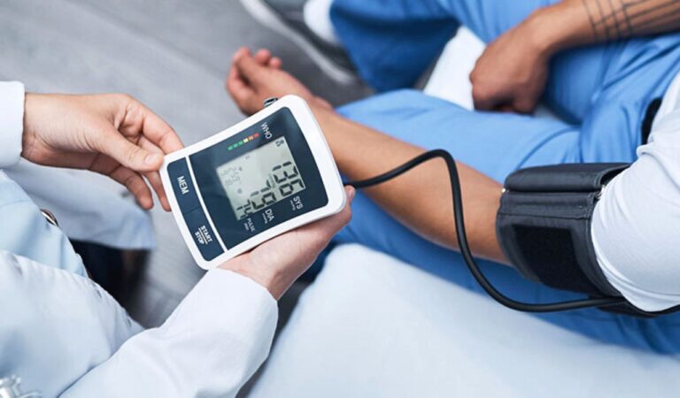 Blood Pressure: सर्दियों में नहीं बढ़ेगा ब्लड प्रेशर, अगर अपनाएंगे ये तरीके