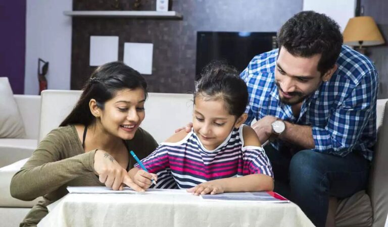 Parenting: बच्चों की बेहतर परवरिश के लिए पैरेंट्स अपनाएं ये 4 अच्छी आदतें, पढ़ें