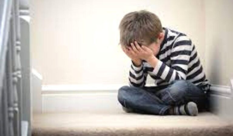 Depression in Kids: अगर आपका बच्चा रहता है उदास, तो हो सकता है डिप्रेशन का शिकार,जानें लक्षण