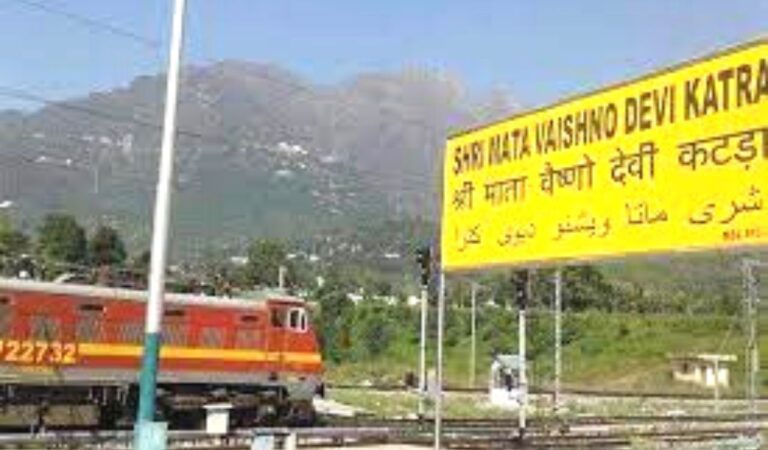 Indian Railway: रेलवे स्टेशन पर भूलकर भी कभी ना करें ये काम,नहीं तो सीधे जेल पहुंच जाएंगे आप