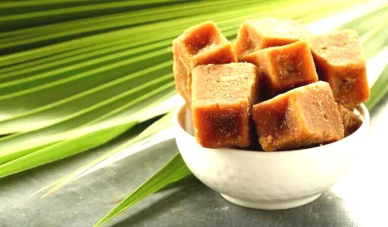 Jaggery  Benefits: गुड़ है गुणों की खान, खाना खाने के बाद गुड़ खाने के फायदे जानकर रह जाएंगे हैरान, पढ़ें