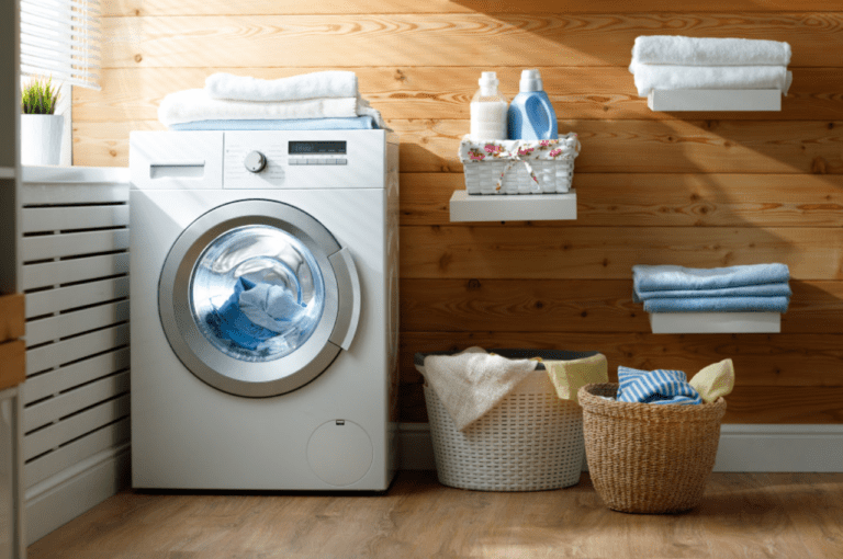 Laundry Tips: कपड़े धोते वक्त इन चीजों का करें इस्तेमाल, दूर होगी कपड़ो की बू, आयेगी खुशबू