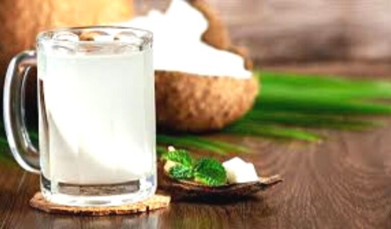 Coconut water: नारियल पानी नहीं सेहत का खजाना कहिए, आपको अंदर से बनाएगा स्ट्रॉंग, जानें