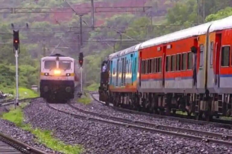 Railway: रेल की पटरी या प्लेटफार्म पर खड़े होकर भूलकर भी ना करें ये काम, नहीं तो जा सकते हैं जेल