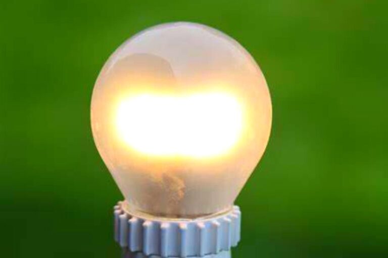Rechargeable Bulb:घर घर लग रहे ये सस्ते LED बल्ब,बिना बिजली के घंटों तक देते हैं झक्कास रोशनी
