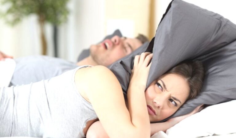 पार्टनर के खर्राटों(Snoring) से हैं परेशान तो ये नुस्खे दिलाएंगे निजात, जानें