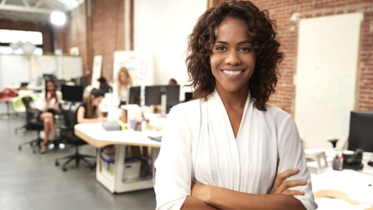 Business Ideas: हाउस वाइफ कैसे घर में रहकर लाखों रुपए की कर सकती हैं कमाई,जानें धांसू आइडिया