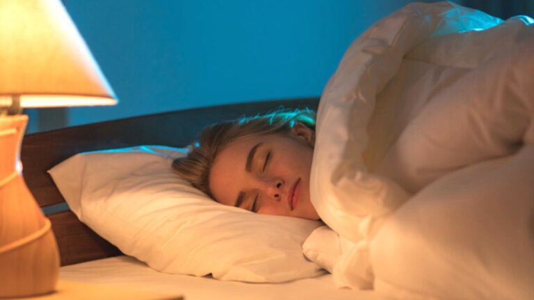 Sleeping Habbit: रात में लाइट जलाकर सोना पड़ सकता है भारी, हो सकती हैं बीमारियां, जानें