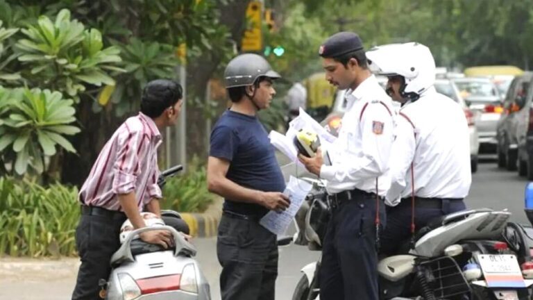 Traffic Rules: हेलमेट पहने होने पर भी कट सकता है आपका चालान ! पढ़ें नए नियम