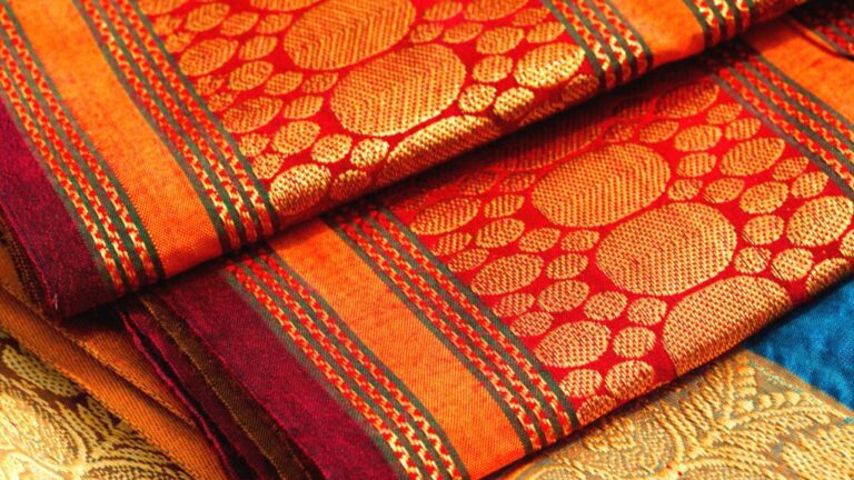 Silk Saree: ड्राइक्लीन का चक्कर छोड़, सिल्क साड़ियों को करें घर में वॉश, नहीं जाएगी रंगत, फॉलो करें टिप्स