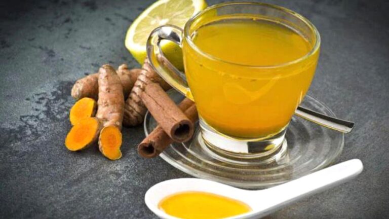 Turmeric Water: सर्दियों में कैसे इम्युनिटी बूस्टर का काम करता है हल्दी का पानी,जानें