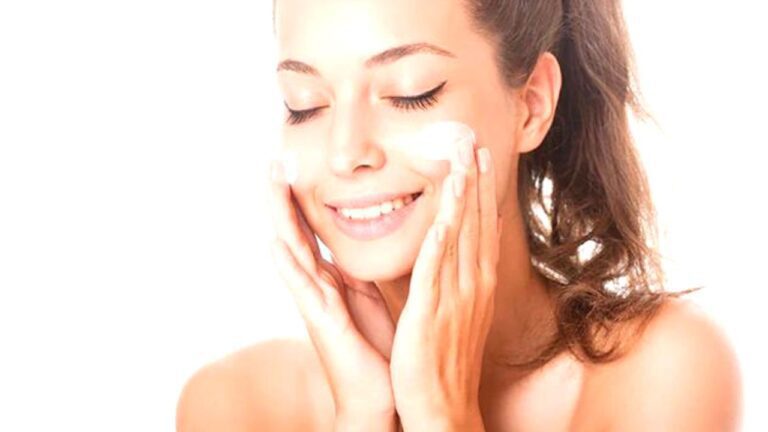 Winter Skin Care Tips: सर्दियों में फटी और ड्राई स्किन से निजात दिलाएंगे ये नुस्खे,जानें अपनाने का तरीका