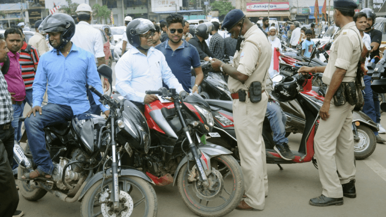 Traffic Rules: ध्यान दें! अगर आपकी भी गाड़ी ट्रैफिक पुलिस रोके तो सबसे पहले करें ये काम,जानिए क्या कहता हैं नियम