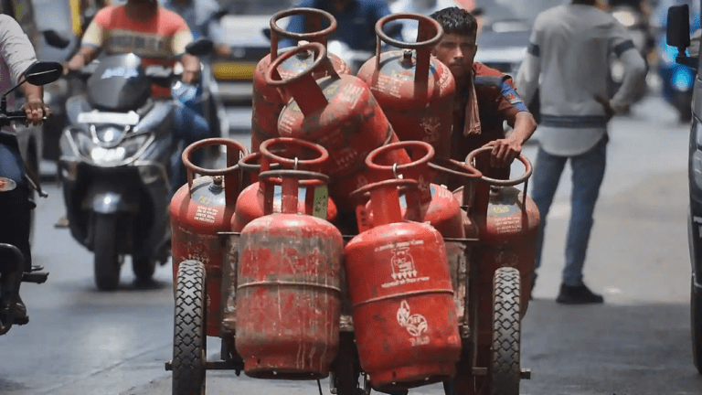 LPG Price: ₹200 सस्ता हुआ घरेलू गैस सिलेंडर,इस दिन से घटी हुई कीमत होगीं लागू