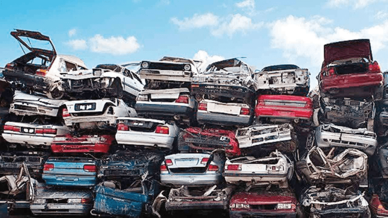 Vehicle Scrap Policy: पुरानी गाड़ी रखने वाले हो जाएं सावधान, 1 अप्रैल से इतने साल पुरानी गाड़ी हो जायेंगी कबाड़, जानें