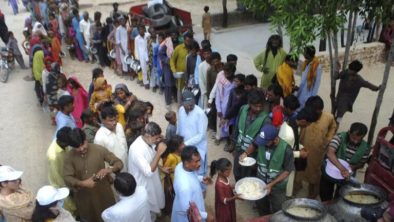 Pakistan food crisis:कर्ज में डूबे पाकिस्तान में दाने-दाने को लेकर हो रहे दंगे, गरीबी में आटा गीला कहावत हुई सच