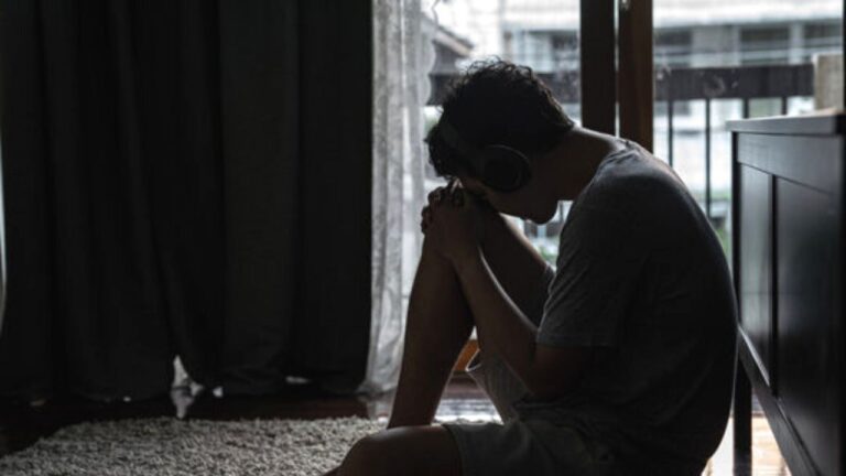 Valentine Day: वैलेंटाइन डे पर टूट गया है आपका दिल, तो इन तरीकों से ख़ुद को संभालें