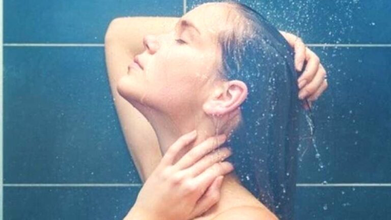 Bathing daily:रोज नहाने से कमजोर होती है आपकी इम्युनिटी, होते हैं भयंकर नुकसान ,जानें