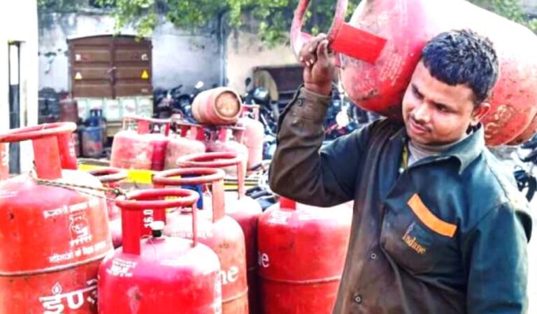 LPG Price: नए साल पर लोगों को मिला महंगाई का तोहफा, LPG सिलेंडर हुआ अब इतना महंगा, जानें