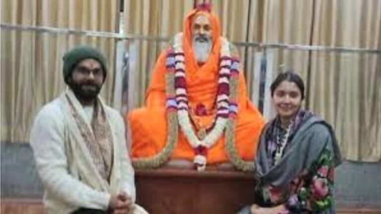 Virat Kohli: टेस्ट सीरीज से पहले स्वामी दयानंद गिरी आश्रम पहुंचे विराट, जमीन पर बैठकर लिया आशीर्वाद