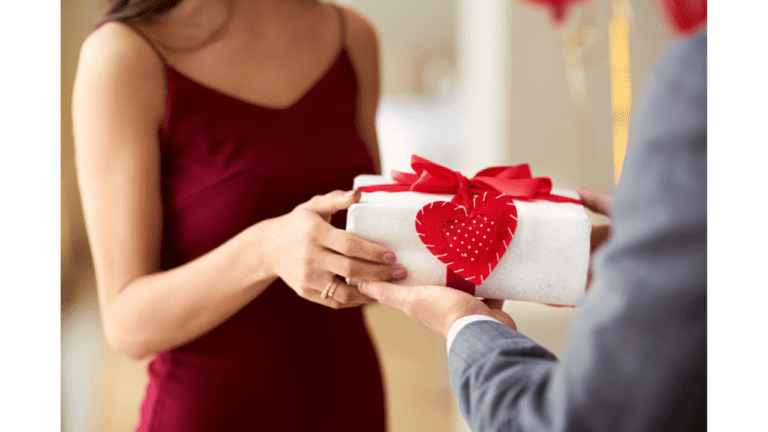 Valentine Day: वैलेंटाइन डे पर पार्टनर को गलती से भी ना दें ये गिफ्ट, हमेशा के लिए ख़राब हो जाएगा रिश्ता