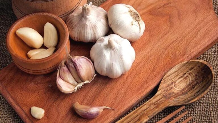Garlic Side Effects: ज्यादा स्वाद कहीं बन ना जाएं बीमारी की वजह,जानें