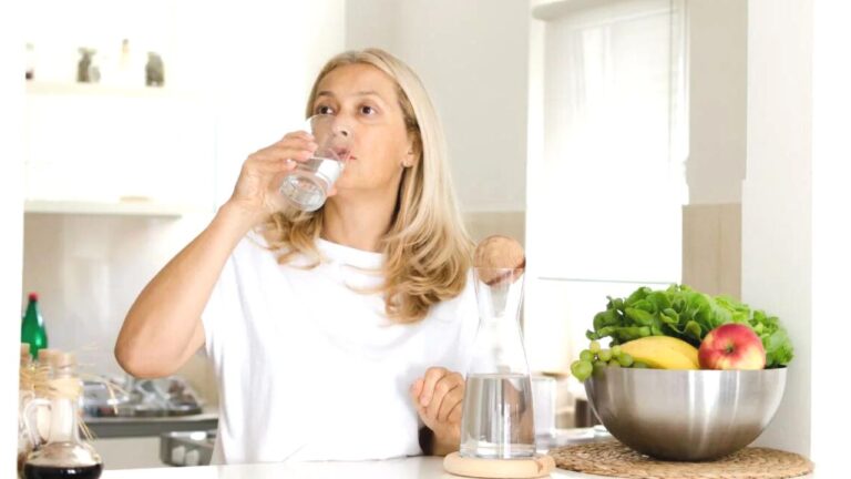 Health Tips: भूलकर भी इन फूड्स के बाद नहीं पिएं पानी, नहीं तो बीमारियों से नहीं छूटेगा पीछा