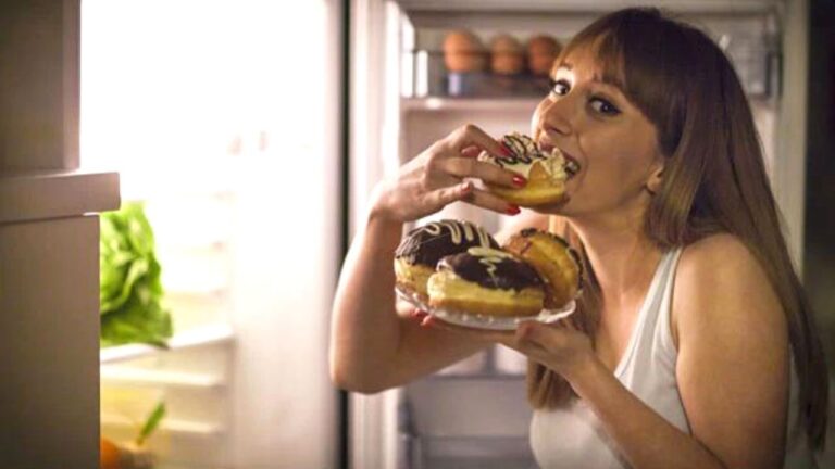 Health Tips: क्या आप भी रखते हैं फ्रिज में अपना बचा हुआ खाना, जानें क्या है नुकसान