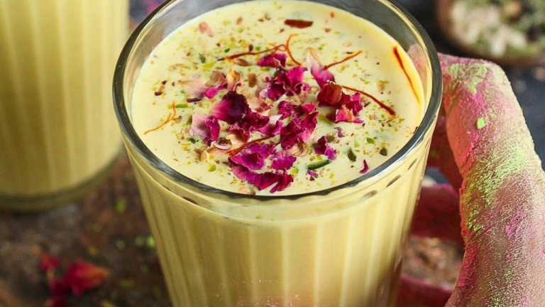 Holi 2023: होली में जरूर लें ठंडाई का मजा, जानें गर्मियों में इसे पीने के लाजवाब फायदें