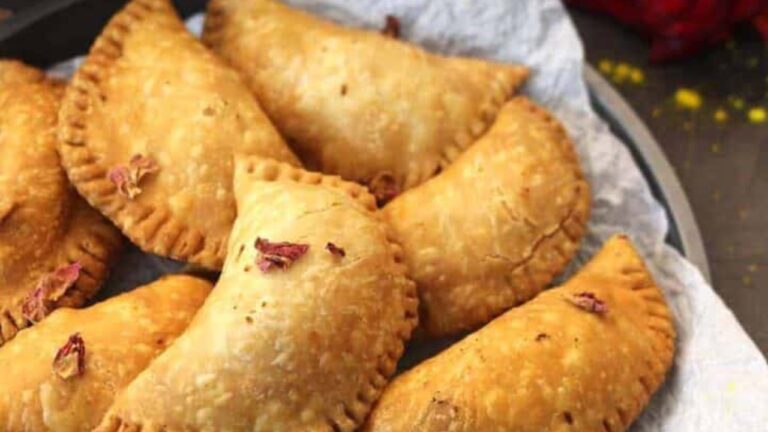 Holi special: इस बार त्योहार पर बनाएं एकदम हलवाई जैसी स्वादिष्ट गुजिया, जानें रेसिपी