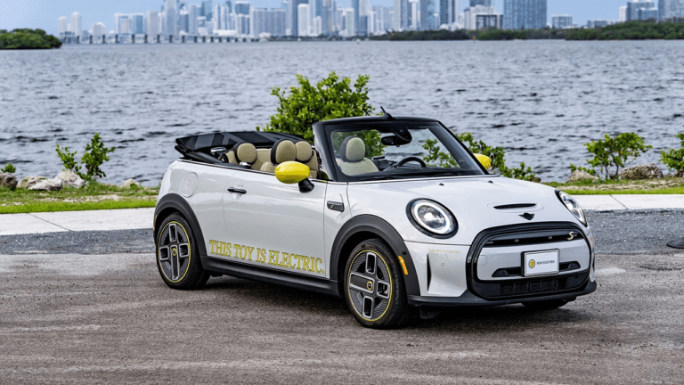 Mini Cooper SE Convertible: दुनिया की पहली कनवर्टिबल इलेक्ट्रिक कार हुई लॉन्च, जानें कीमत से फीचर्स तक की पूरी डिटेल