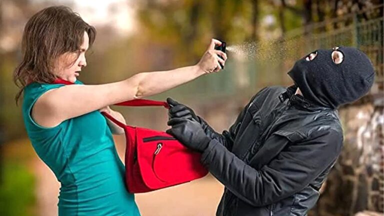 Safety Tips: रात में अकेले निकलते समय, जरूर साथ रखें पर्स में ये चीजें, डर हो जाएगा छूमंतर, जानें