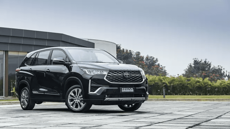 Toyota Innova Hycross: Fortuner को धूल चटाने आई ये 7 सीटर कार, बुकिंग ने मार्केट में मचाया धमाल