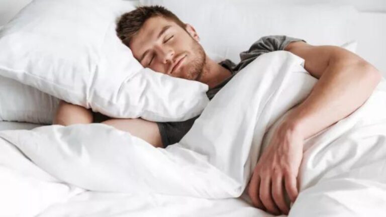 Military Sleeping Method: रात में नहीं आती है जल्दी नींद? तो जरूर आजमाएं आर्मी का यह  ट्रिक,2 मिनट में आएंगी नींद