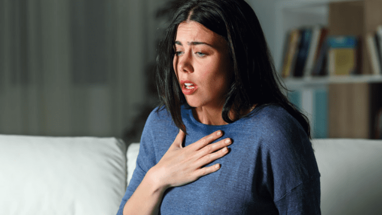 Panic Attack: पैनिक अटैक को कभी न लें हल्के में, एक चूक पड़ सकती है जीवन पर भारी, जानें इसके लक्षण और बचाव