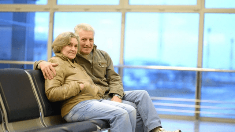 Traveling Tips: बुजुर्गों के साथ ट्रैवलिंग करते समय इन चीजों का रखें ध्यान, नहीं होगी उन्हें सफर में कोई दिक्कत