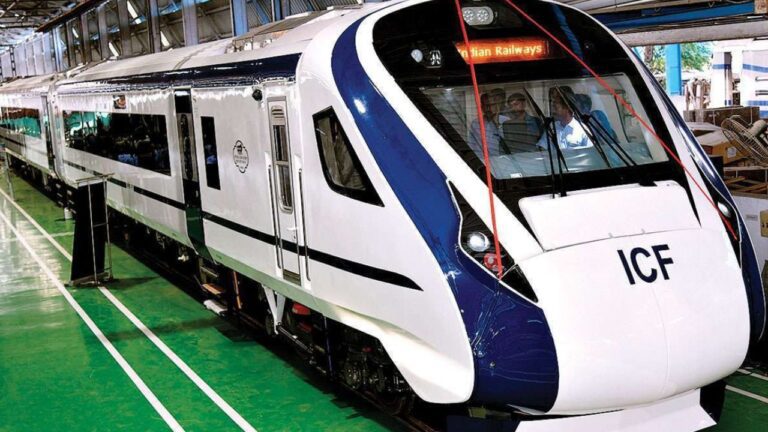 Indian Railway:जानें क्यों वंदे भारत ट्रेन पर किया गया है सफेद और नीला कलर,पढ़ें रोचक कारण