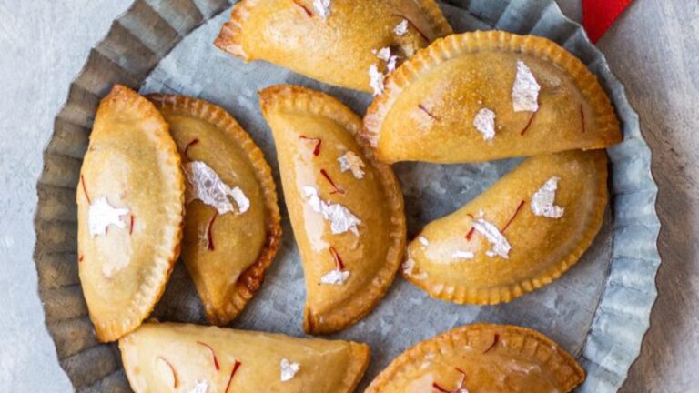 Holi special: होली पर मेहमानों के लिए बनाएं बेहद स्वादिष्ट गुलकंद गुजिया, जानें रेसिपी