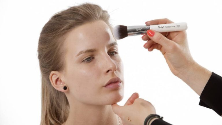 Fresh Make-up Tips: गर्मियों में मेकअप को फ्रेश और ग्लोइंग बनाने के लिए अपनाएं ये आसान टिप्स, पढ़ें