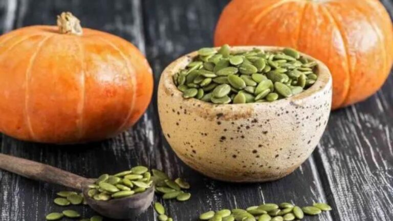 Pumpkin Seeds Benefits: कद्दू के बीज को भूलकर भी ना फेंके, जानें इसे खानें के अनेकों लाभ, पढ़ें