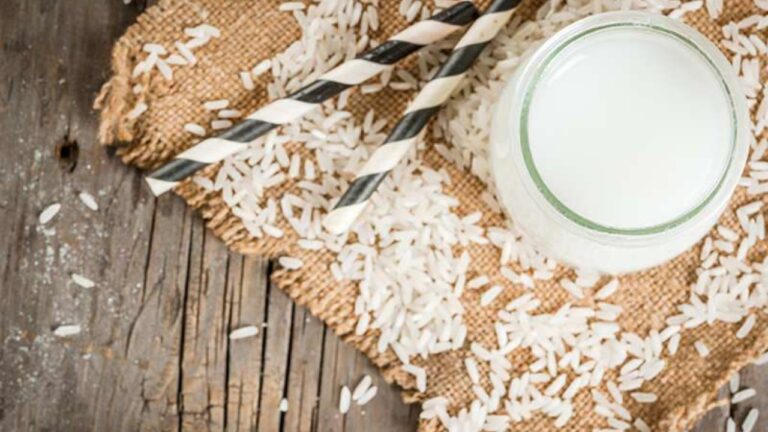 Rice water benefits: चावल के पानी को बेकार समझकर ना फेंके कभी, जानें इसके बेहतरीन फायदे