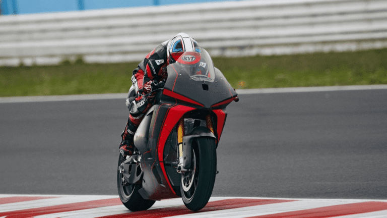 Ducati Electric Bike: इलेक्ट्रिक सेगमेंट में तहलका मचाने जल्द आ रही डुकाटी बाइक, जबरदस्त इंजन के साथ मिलेगा कमाल का फीचर्स