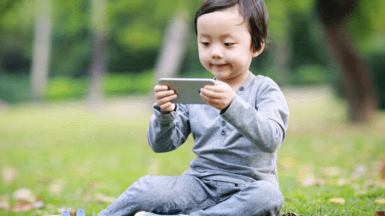 Eye Disease: अगर आपके भी बच्चे को लग गई है फोन की बुरी आदत, तो हो जाएं सावधान, मोबाइल स्क्रीन से हो रही ये बीमारी