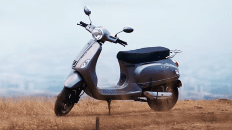 Kinetic Green Flex: धांसू रेंज के साथ मार्केट में धमाल मचा रहा है ये इलेक्ट्रिक स्कूटर, कातिलाना लुक देख ग्राहक हो रहे हैं फैन