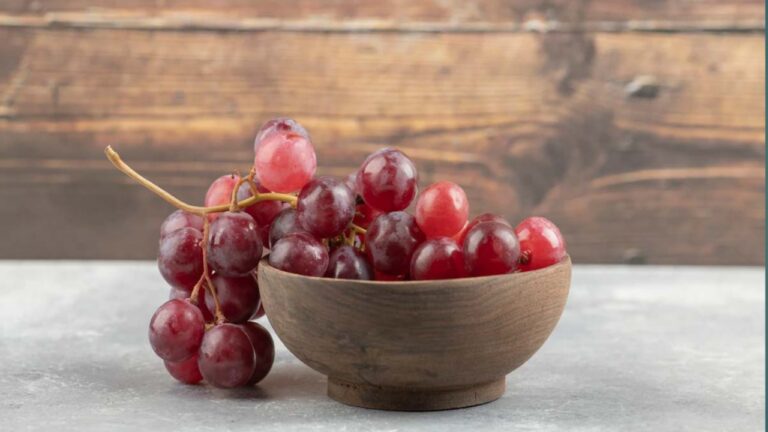 Red grapes benefits: हरा या काला ही नहीं,लाल रंग के अंगूर से मिलते हैं गज़ब के फायदे,एक बार आजमाकर तो देखें