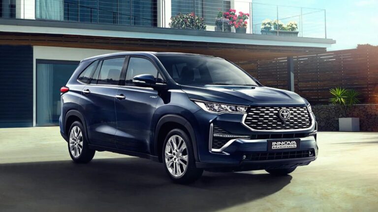 Toyota Innova Hycross: हद से ज्यादा सेल हुई  इनोवा हाईक्रॉस, कंपनी ने बंद की गाड़ी की बुकिंग, ग्राहक हैं निराश
